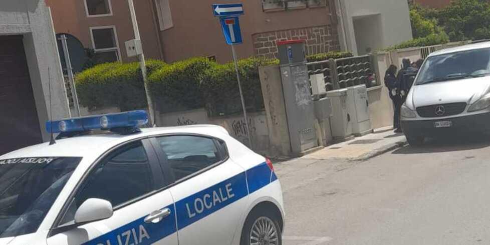 Sassari, sale sulla scala e cade dal terrazzo grave un pensionato di 80 anni 