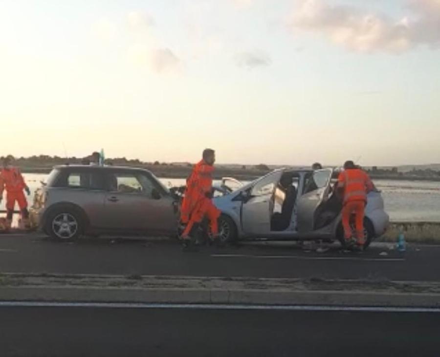 Scontro fra due auto al Poetto: sei persone ferite
