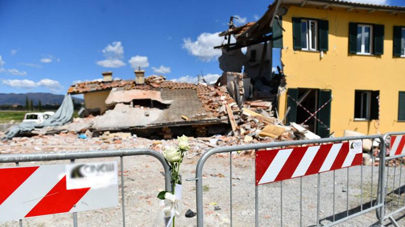 Esplosione della casa di Lucca: le famiglie accolte in agriturismo e un gatto estratto dalle macerie
