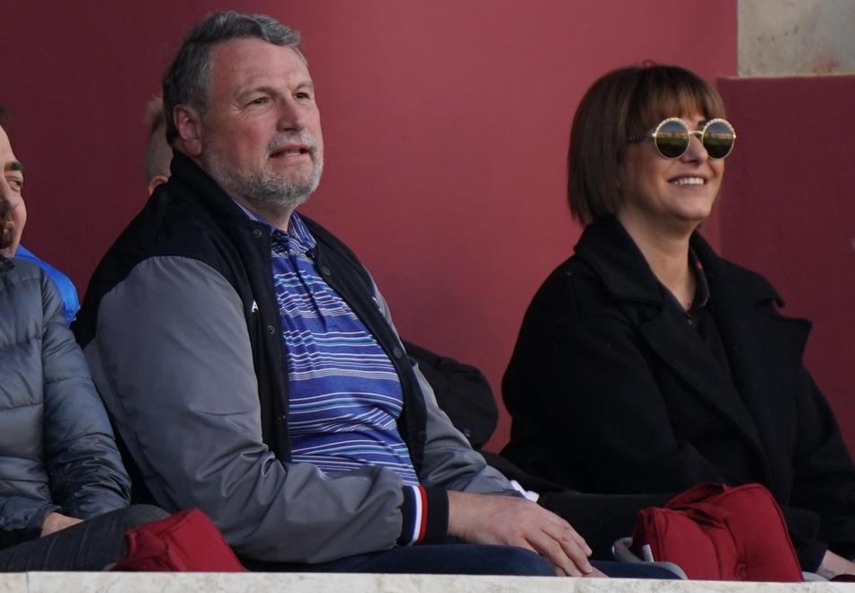 Livorno, l’abbraccio in tribuna tra Esciua e Toccafondi. E Paolo esulta in curva