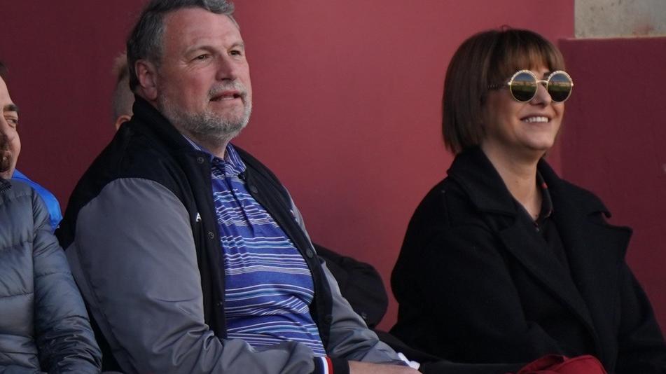 Livorno, l’abbraccio in tribuna tra Esciua e Toccafondi. E Paolo esulta in curva