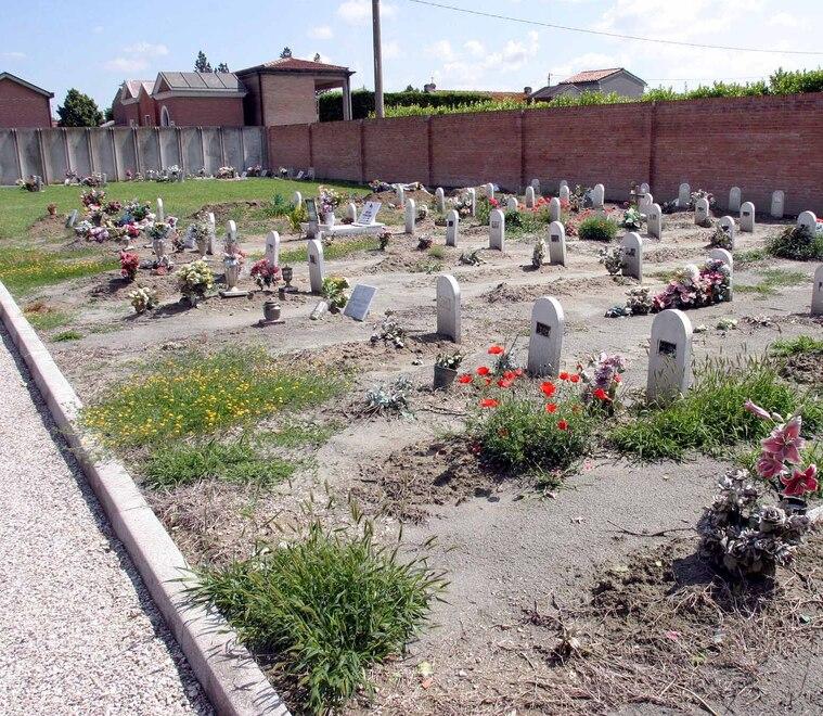Ferrara, abbandonati anche dopo la morte: 26 funerali di “invisibili” nel 2022
