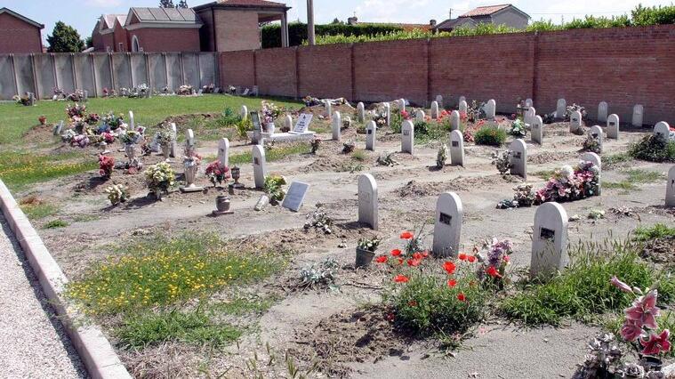 Ferrara, abbandonati anche dopo la morte: 26 funerali di “invisibili” nel 2022