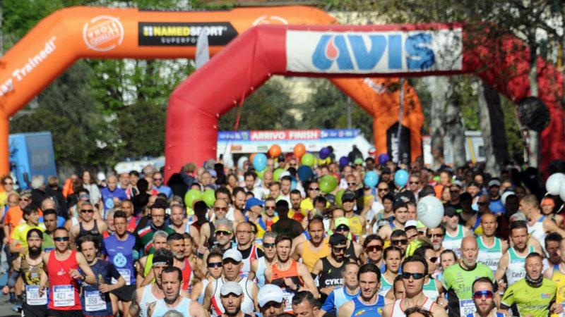 Un fiume lungo oltre 2.500 partecipanti: la Maratonina di Prato colora tutto il centro