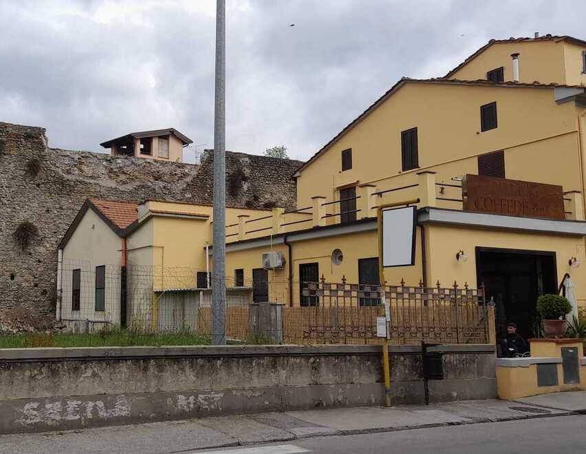 Pistoia, mura crollate: il bar ha riaperto a pieno regime. L’assessore: «Non faremo altri lavori, l’area è in sicurezza»