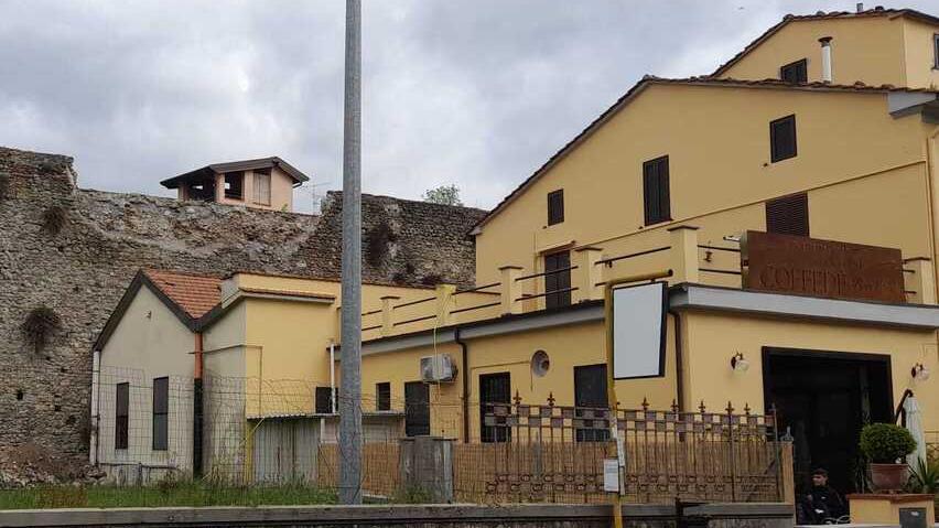 Pistoia, mura crollate: il bar ha riaperto a pieno regime. L’assessore: «Non faremo altri lavori, l’area è in sicurezza»