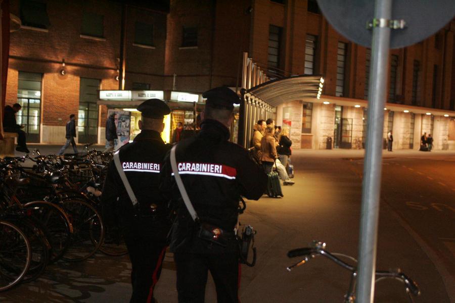 Picchiato da due uomini in zona stazione a Reggio Emilia, è caccia agli aggressori