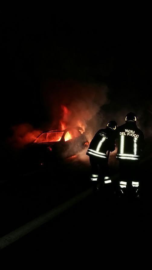 Auto a fuoco nella notte ad Albinea