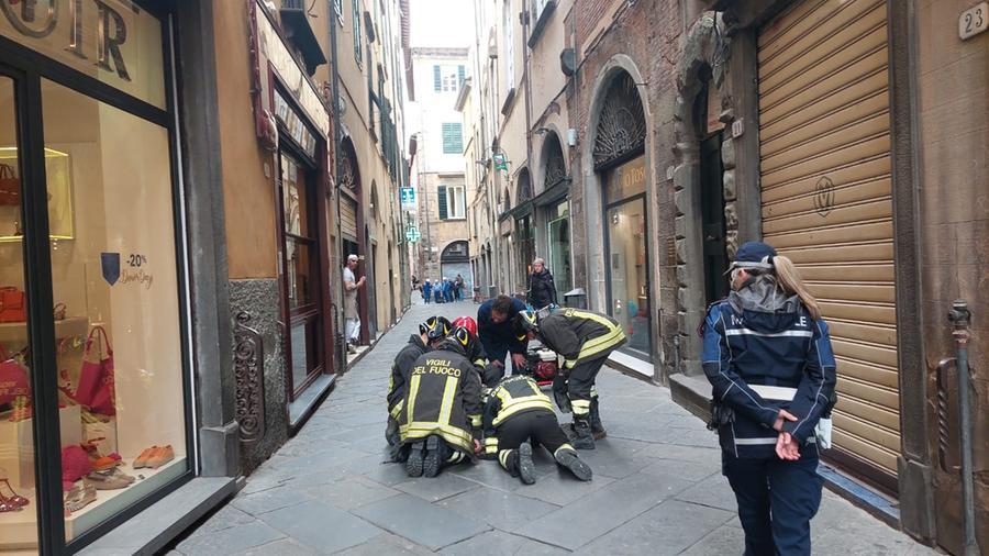 Lucca, scoppi e fumo dai tombini: paura in via Santa Lucia – Video