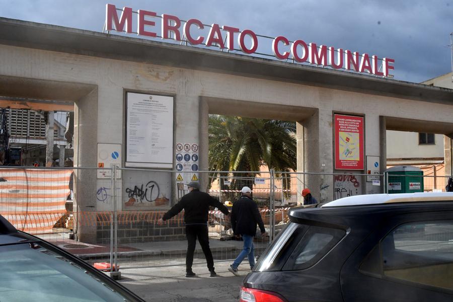 
	L'accesso al mercato civico comunale sbarrato nei giorni che hanno preceduto la demolizione

