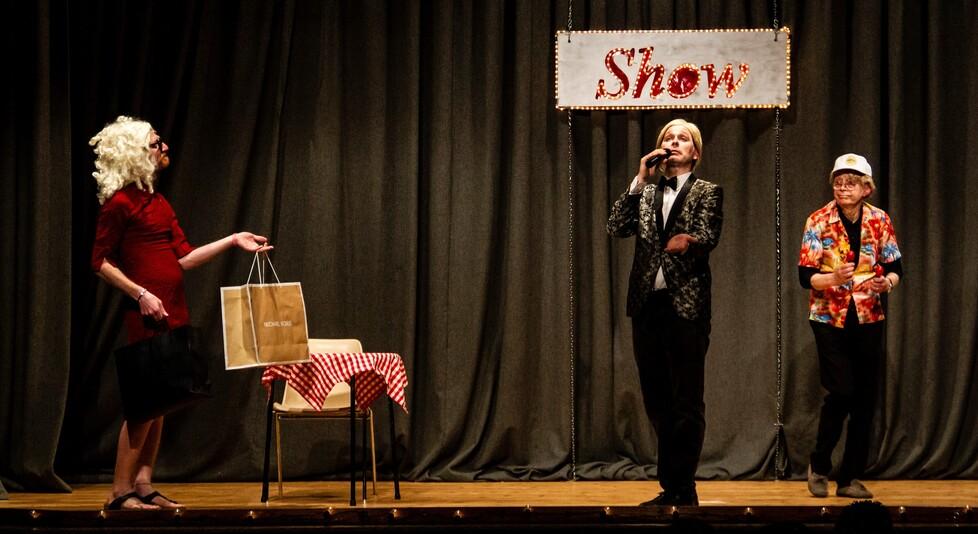 Il teatro dialettale è in crisi? Fnil Bus Theater ha vinto la sfida