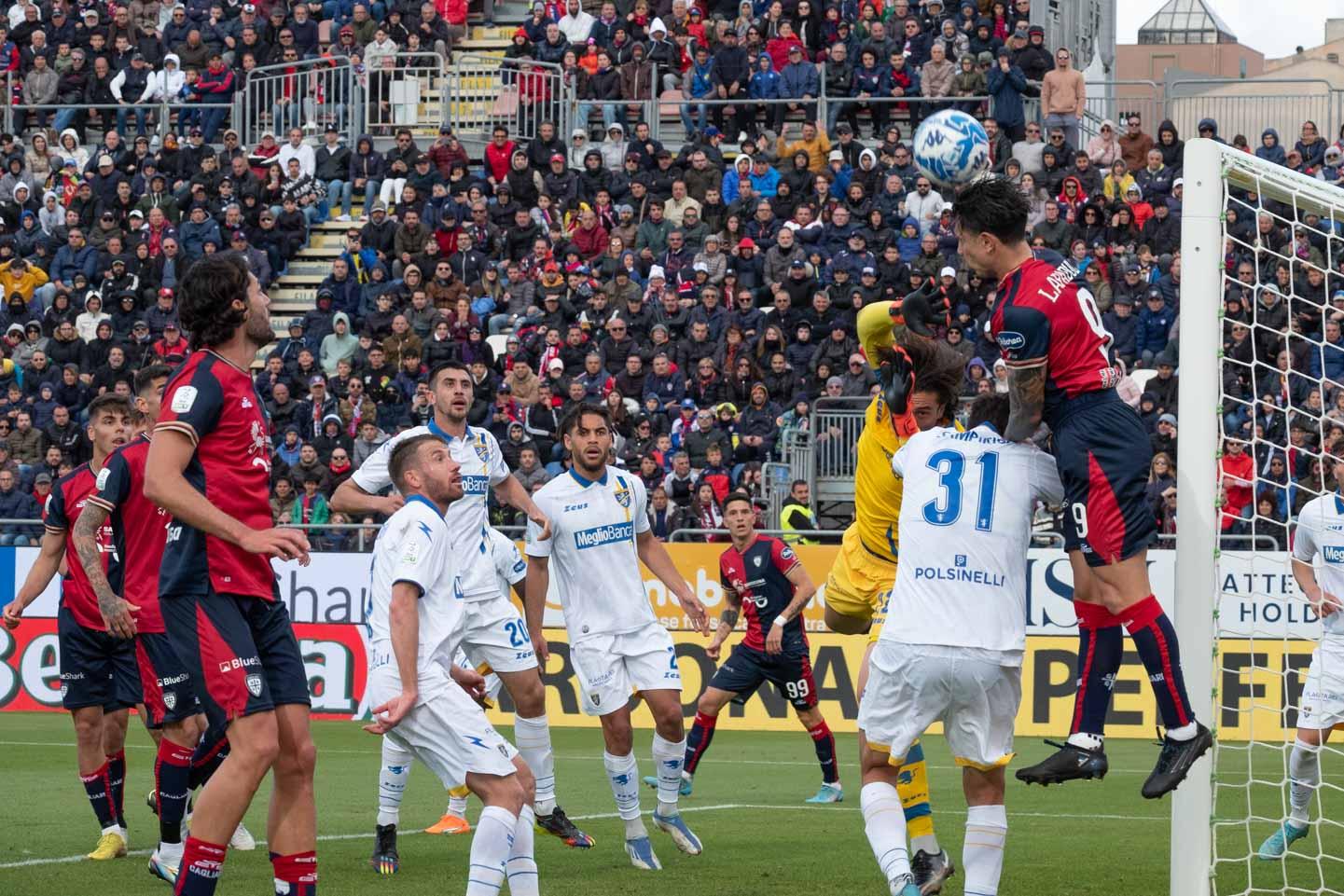 Lapadula svetta nell'area del Frosinone