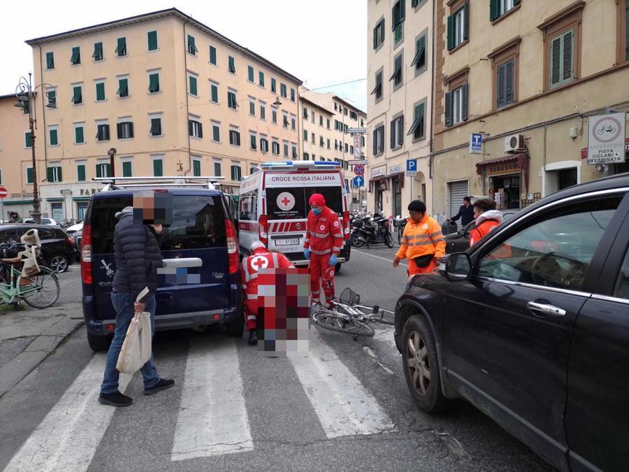 Cade sulle strisce in via de Larderel, soccorsa una donna