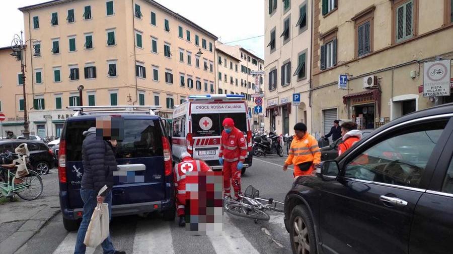 Cade sulle strisce in via de Larderel, soccorsa una donna