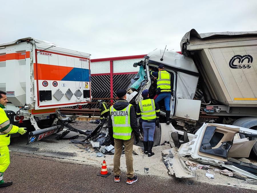 Carpi. Doppio maxi scontro tra tir sull’A22: quattro feriti e traffico in tilt