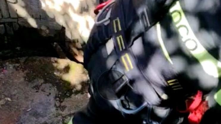 Cade in un pozzo, 76enne salvato dai vigili del fuoco