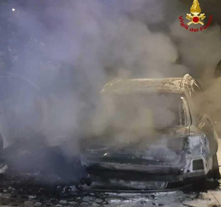 Auto in fiamme la scorsa notte, indagano i carabinieri