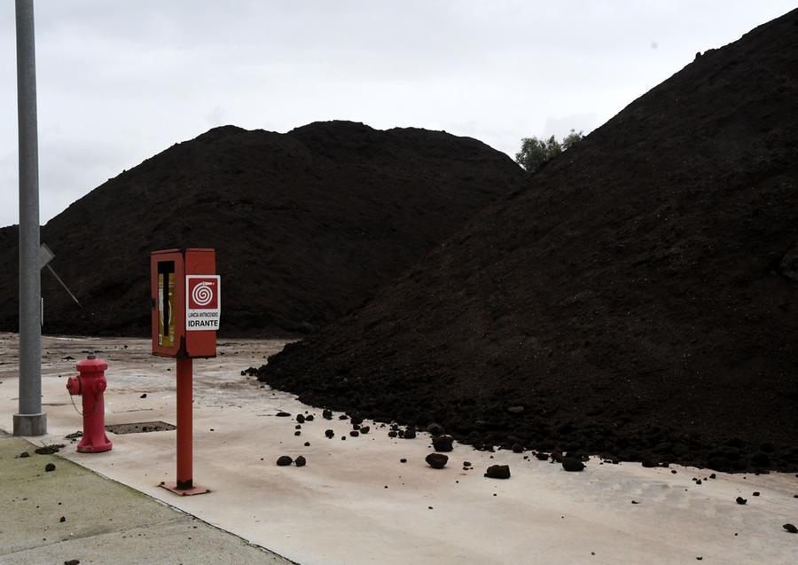 
	Il residuo della frazione umida all'aperto nell'impianto di Masangionis, gestito dal Cipor

