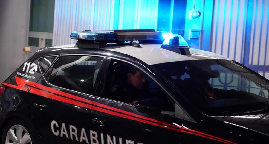
	Antonino Fedele dopo l&rsquo;arresto lascia la caserma sdraiato sui sedili posteriori dell&rsquo;auto dei carabinieri (foto Silvi)

