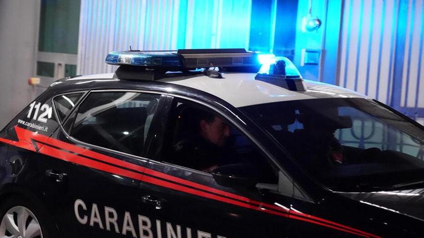 Antonino Fedele dopo l’arresto lascia la caserma sdraiato sui sedili posteriori dell’auto dei carabinieri (foto Silvi)