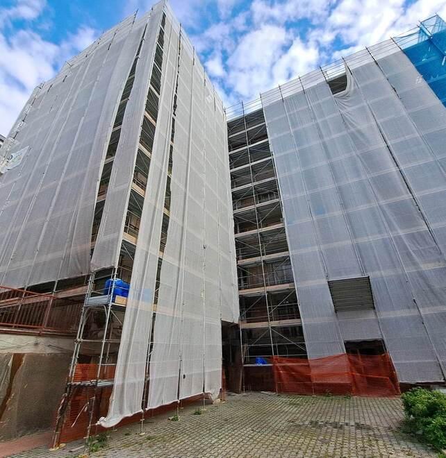 Modena Via Morane, da un anno e mezzo cantieri fantasma e ora grazie ai ponteggi arrivano i furti 