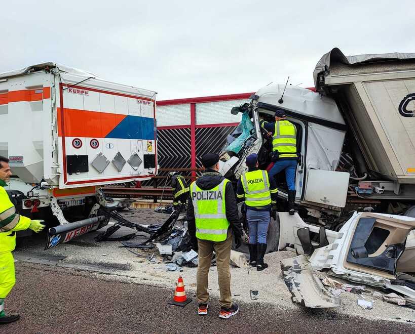 Carpi Doppio maxi tamponamento a catena Due incidenti fotocopia tra tir sull’A22 