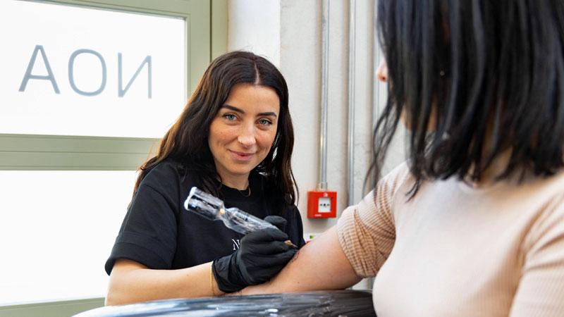 Noa Yanni, la star dei tattoo apre a Firenze: «La mia opera più bella? Un tatuaggio sulla schiena del mio fidanzato dedicato alla sua ex»