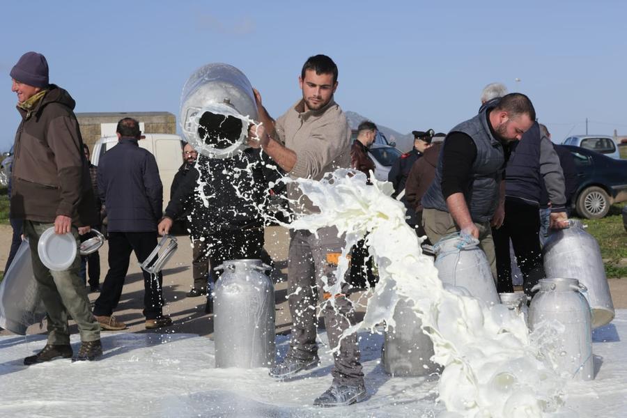 
	Un'immagine delle proteste dei pastori nel 2019 per il prezzo del latte (foto mauro chessa)

