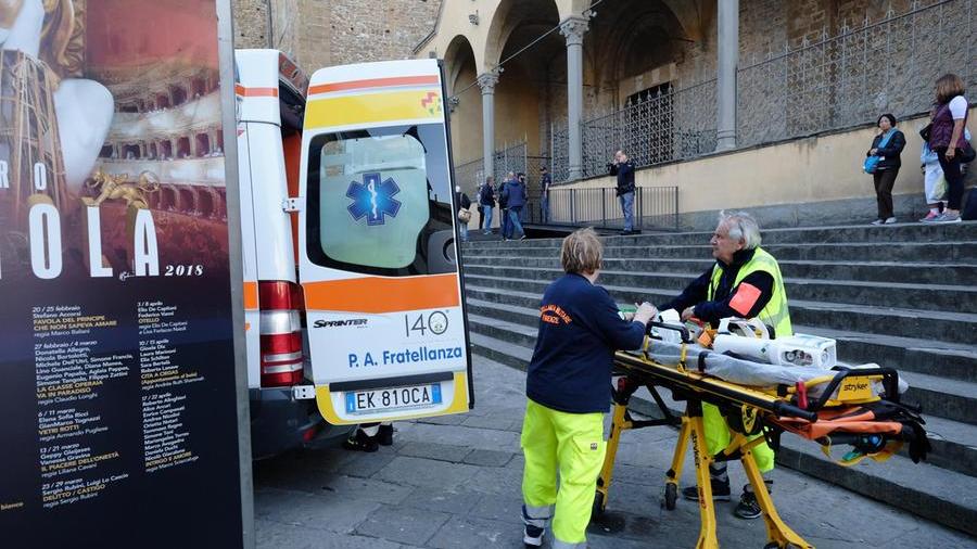 Gli inutili soccorsi al turista spagnolo morto nella basilica di Santa Croce a Firenze