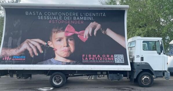 Pontedera, il manifesto Pro Vita fatto rimuovere dalla famiglia torna in città con le vele