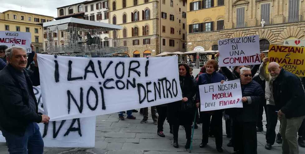 «Non lasciamo le nostre case». In 50 sotto Palazzo Vecchio 