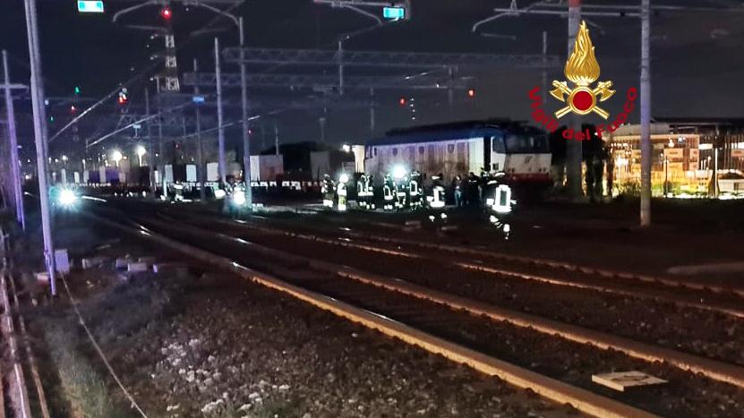 L'intervento dei vigili del fuoco sulla ferrovia