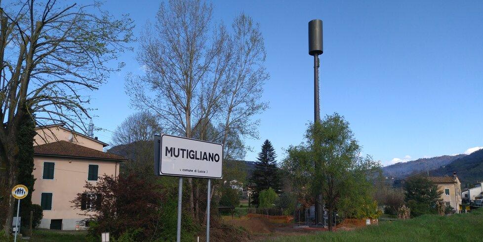 Lucca, protesta per l’antenna a Mutigliano: «Una ferita a cittadini e territorio»