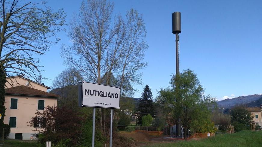 Lucca, protesta per l’antenna a Mutigliano: «Una ferita a cittadini e territorio»