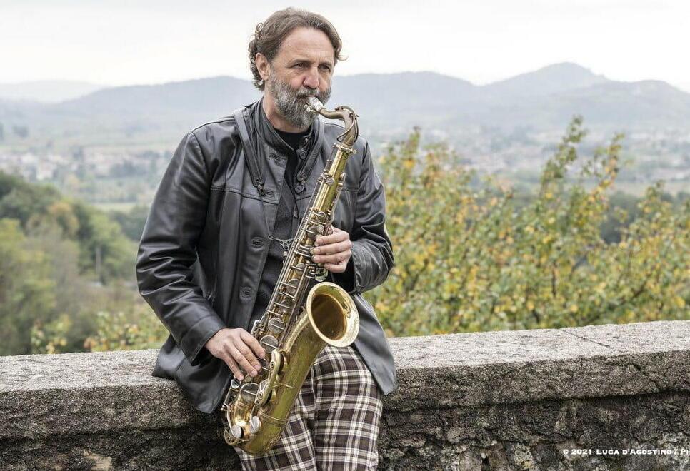 Grechi Espinoza, il sax degli dei e il nuovo disco che esplora l’amore: «Livorno resta la mia base, città libera»