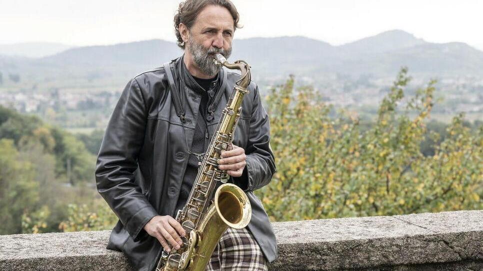 Grechi Espinoza, il sax degli dei e il nuovo disco che esplora l’amore: «Livorno resta la mia base, città libera»