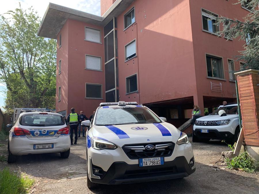 Modena, sgomberata una palazzina in via del Murazzo: quattro denunciati