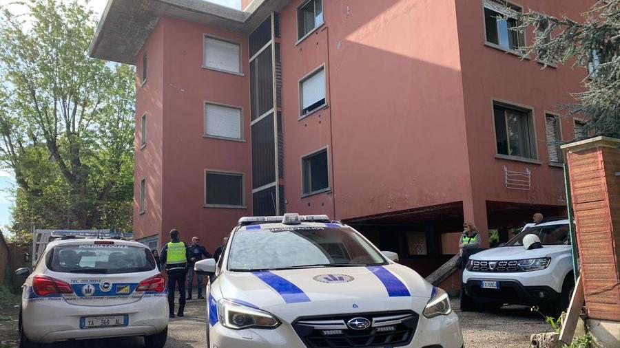 Modena, sgomberata una palazzina in via del Murazzo: quattro denunciati