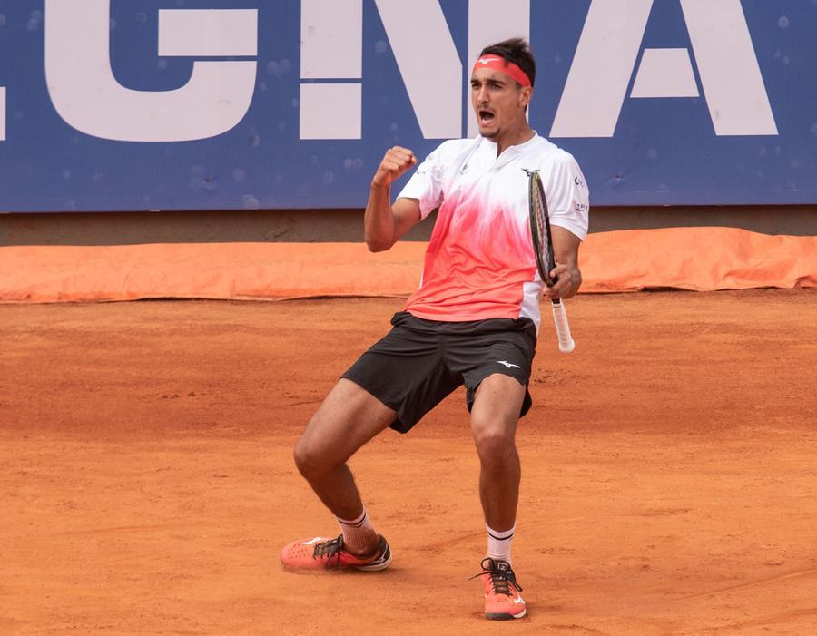 Lorenzo Sonego esulta dopo aver vinto la finale dell'Atp 250 due anni fa a Cagliari