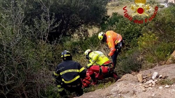 Scalatrice 20enne cade rovinosamente dalla parete del castello di Posada: in ospedale a Sassari con l’elisoccorso