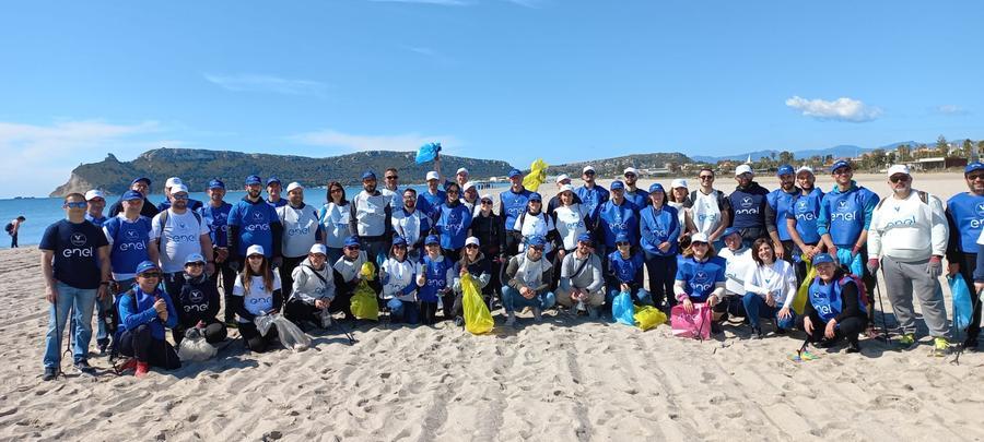 Spiaggia pulita al Poetto: Enel in campo con 52 dipendenti
