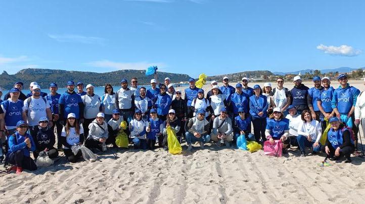Spiaggia pulita al Poetto: Enel in campo con 52 dipendenti
