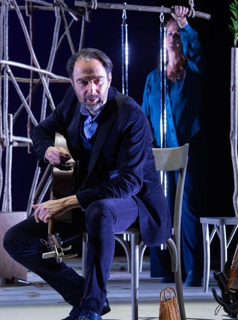 De André a Bolzano con Neri Marcorè: dalla sartoria Bagella di Sassari gli abiti di scena