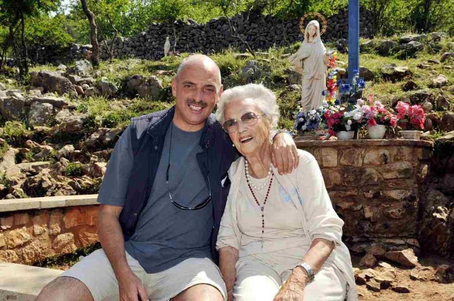 Morta Anna, la mamma di Paolo Brosio: l’adolescenza a Pisa, l’amore per la Versilia