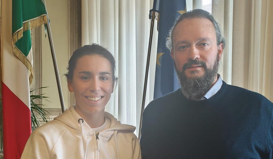 Ferrara premia l’atleta Rossatti: «Rinunciare alla medaglia d’oro è stata la cosa giusta»