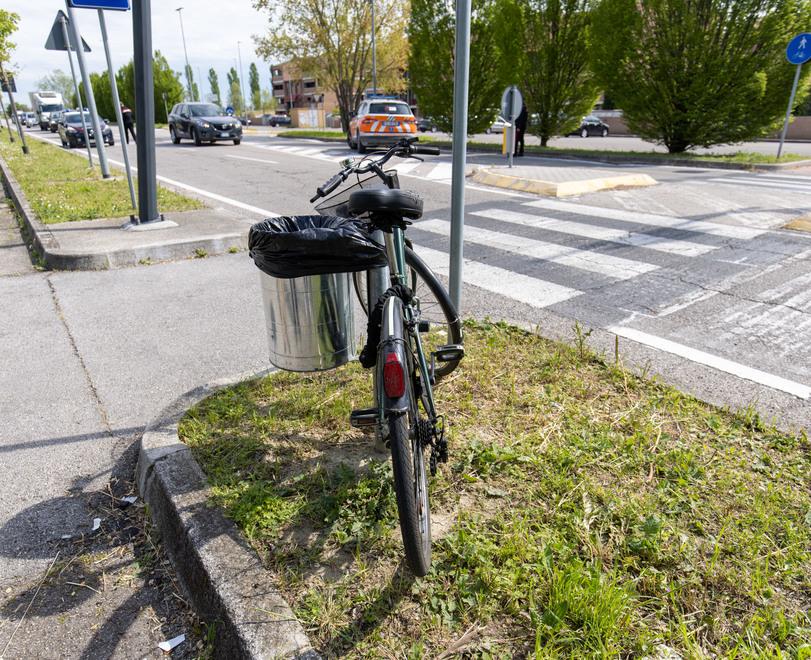 Ferrara, rischia l’investimento sulle strisce di via Caretti