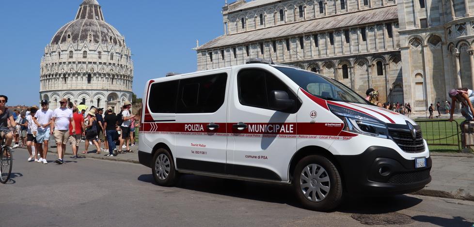 Pisa, area Duomo: visitatori “protetti” dagli agenti della polizia turistica 