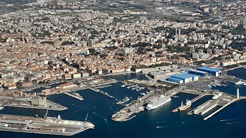 Livorno, la vita precaria dei marittimi: «Ci pagano soltanto a bordo»