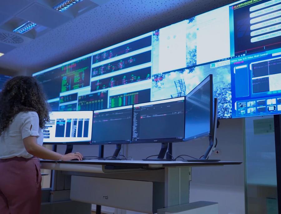 
	Una delle sale di controllo di Terna, gestre della rete nazionale ad alta tensione

