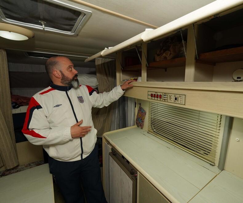 Sorprende tre ladri sul suo camper: picchiato e rapinato in via don Alai